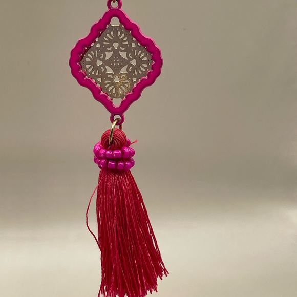 Hawaiian pink tassel dangle earrings with gold screen design - Picture 3 of 5